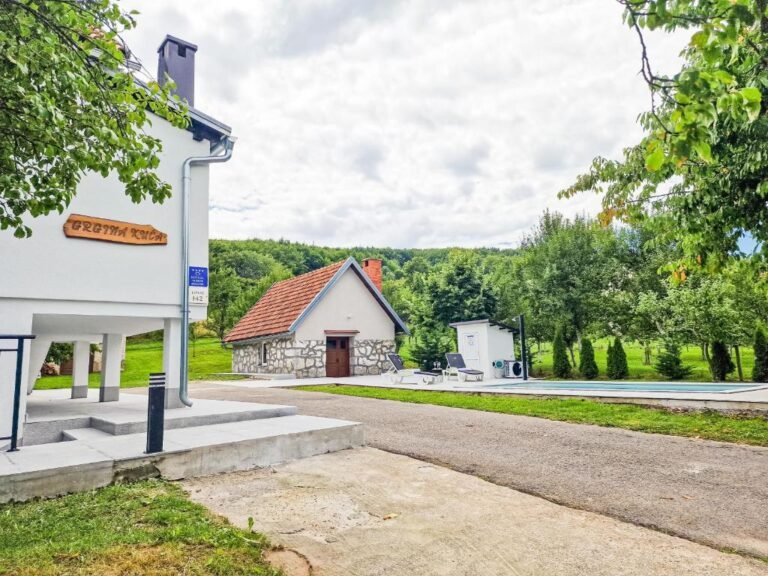 Entrance, pool and garden at Grga's Villa