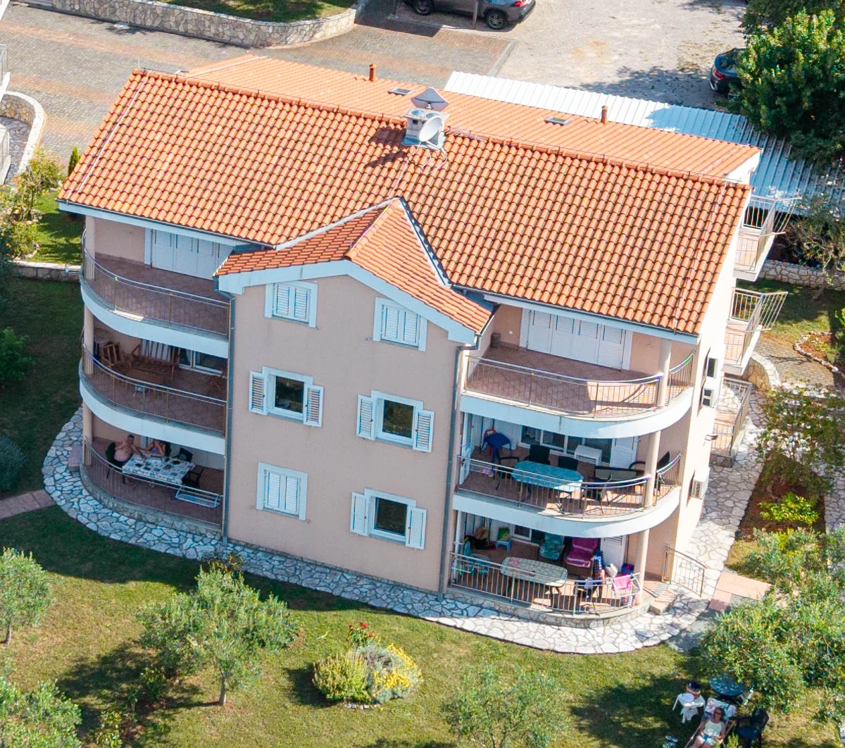 Deluxe house at Mare & Mons, showing the owner-confirmed apartment positions.