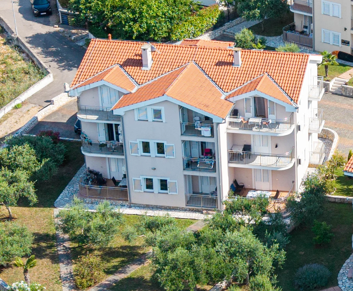 Superior house at Mare & Mons, showing the owner-confirmed apartment positions.